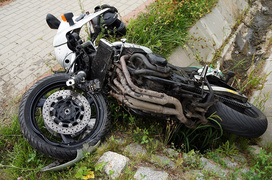 Wypadek w Kazimierzowie: ranny motocyklista w szpitalu