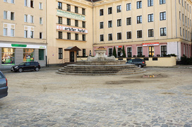 Plac po remoncie, ale fontanna bez wody