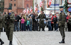 Z hukiem i musztrą paradną