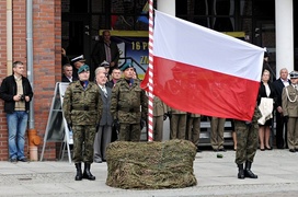 Z hukiem i musztrą paradną