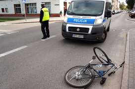 Dziesięciolatek pod kołami samochodu