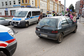Dziesięciolatek pod kołami samochodu