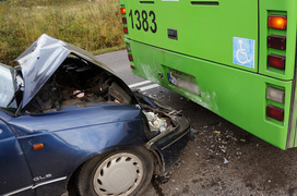 Krasny Las: osobówką uderzył w autobus