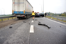 Węzeł Wschód: passatem wjechała pod ciężarówkę