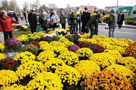 Tłumy na cmentarzach
