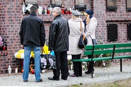 Tłumy na cmentarzach