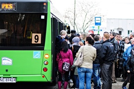 Tłumy na cmentarzach