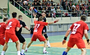 Meblarze przegrali z liderem (piłka ręczna)