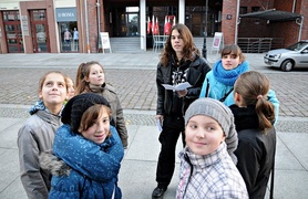 Lepiej grać niż stać pod pomnikiem