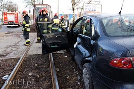 Grunwaldzka: zderzenie tramwaju z osobówką