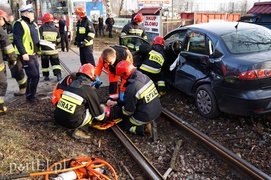 Grunwaldzka: zderzenie tramwaju z osobówką