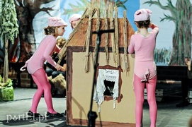 \"Świnki trzy\" ratują szkołę