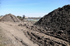 Równają teren pod budowę basenu