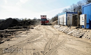Równają teren pod budowę basenu