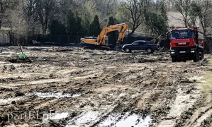 Równają teren pod budowę basenu