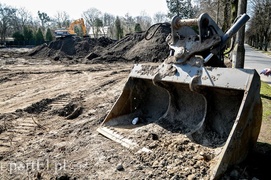 Równają teren pod budowę basenu