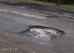 Zdjęcie dziury na ulicy Królewieckiej koło budynku dawnego Plastyku. Autorem zdjęcia jest pani Ania.