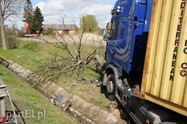 Ciężarówka w rowie