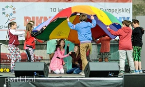Rodzinny piknik na bulwarze