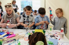 Rodzinny piknik na bulwarze