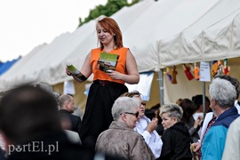 Rodzinny piknik na bulwarze