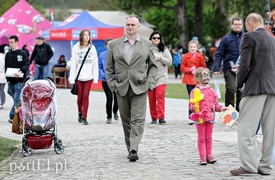 Rodzinny piknik na bulwarze