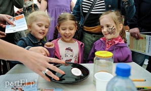 Rodzinny piknik na bulwarze