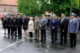Medale, awanse i ... całusy dla strażaków