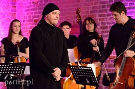 Elbląg o zmierzchu, czyli EOK i chłopak  z gitarą