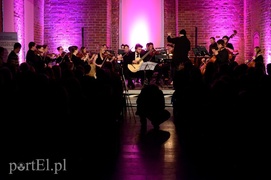 Elbląg o zmierzchu, czyli EOK i chłopak  z gitarą
