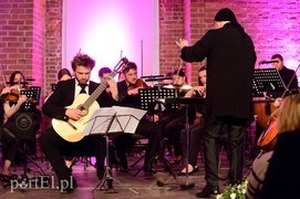 Elbląg o zmierzchu, czyli EOK i chłopak  z gitarą