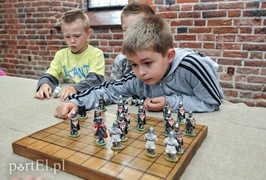 Proszę pana, dlaczego ten hełm ma dziurki?