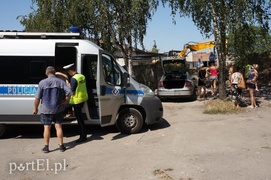 Mur runął na samochód