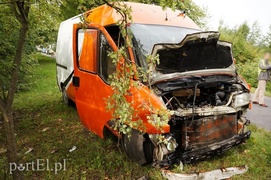 Dąbrowa Kolonia: autem dostawczym w drzewo