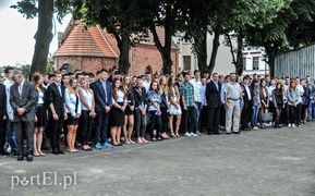 Za mundurem młodzież sznurem