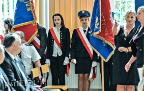 Za mundurem młodzież sznurem