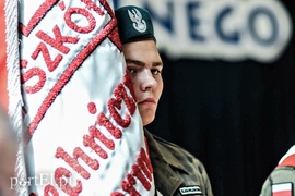 Za mundurem młodzież sznurem