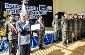 Za mundurem młodzież sznurem