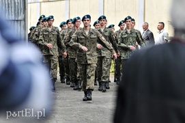 Za mundurem młodzież sznurem