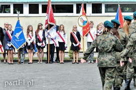 Za mundurem młodzież sznurem