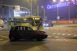 Wjechała pod autobus, trzy osoby ranne