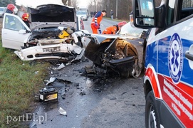 Czołowe zderzenie w Dąbrowie. Siedem osób rannych