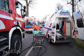Czołowe zderzenie w Dąbrowie. Siedem osób rannych