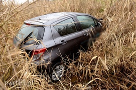 Toyotą wpadła do przydrożnego rowu
