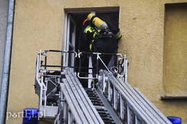 Ogień w mieszkaniu, lokator poparzony (aktualizacja)