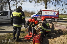 Mazdą uderzył w drzewo. Auto spłonęło