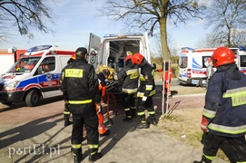 Mazdą uderzył w drzewo. Auto spłonęło