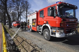 Mazdą uderzył w drzewo. Auto spłonęło