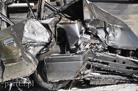 Mazdą uderzył w drzewo. Auto spłonęło
