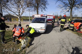 Mazdą uderzył w drzewo. Auto spłonęło